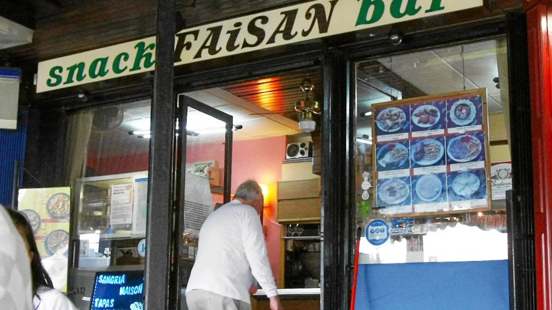 El dueño del Bar Faisán, Joseba Elosua, entra en su establecimiento el pasado julio de 2011