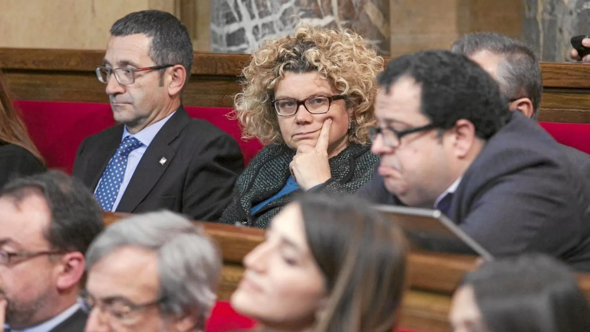 Marina Geli, enfocada en el centro de la imagen, junto a Joan Ignasi Elena, dos de los críticos del PSC