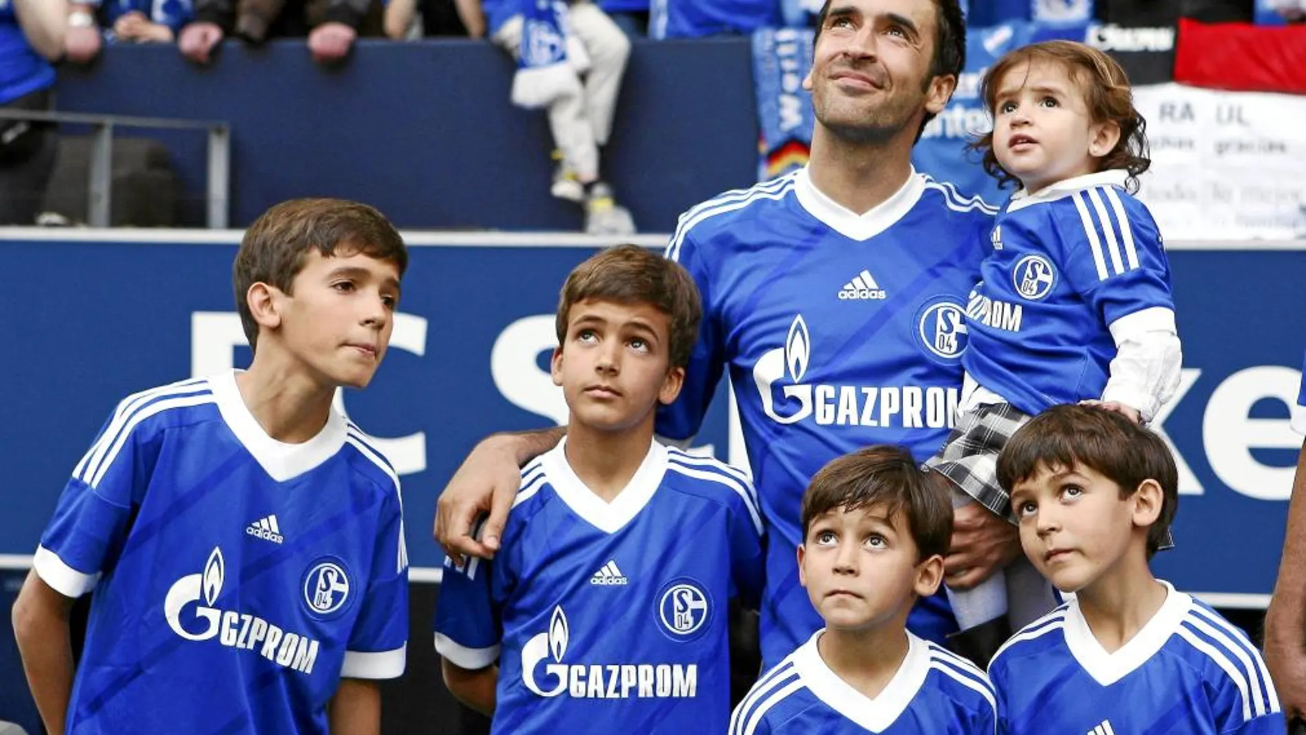 María, Jorge, Hugo, Héctor y Mateo, con su padre en el día de su adiós al Schalke 04
