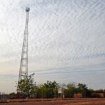 Torre con antena de telecomunicaciones y estación de medida meteorológica en Burkina Faso