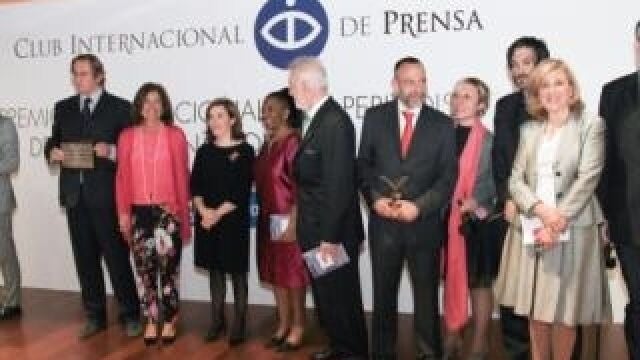 De izda a drcha: don Joaquín Antuña, doña Ana Botella, doña Soraya Sáenz de Santamaría; la embajadora de Sudáfrica; don José Manuel González-Torga, (de perfil); los tres premiados por su defensa de los valores humanos y doña Carmen Enríquez
