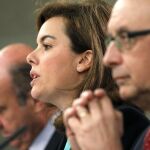 La vicepresidenta del Gobierno, Soraya Saéz de Santamaría, acompañada por los ministros de Economía, Luis de Guindos, y de Hacienda, Cristóbal Montoro, en la rueda de prensa posterior al Consejo de Ministros