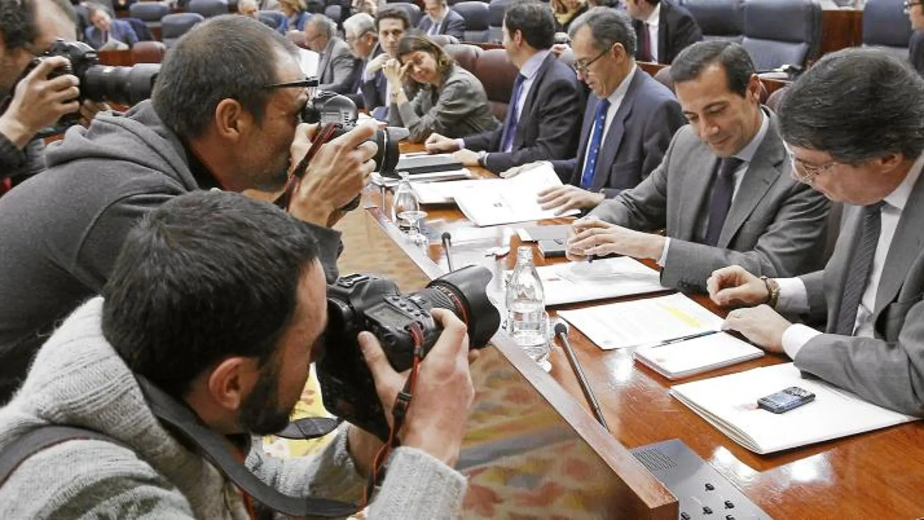 Ignacio González y Salvador Victoria, ayer, durante en Pleno en la Asamblea de Vallecas