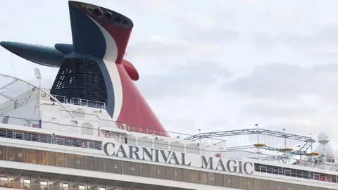 El crucero Carnival Magic, a su llegada al puerto de Galveston, en Texas, hoy 19 de octubre.