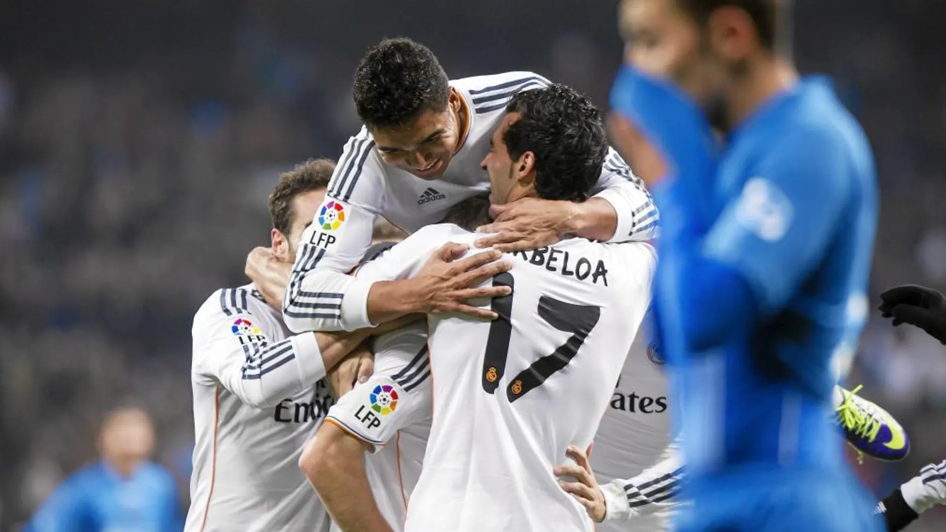 Los jugadores del Real Madrid celebran el gol marcado por Illarramendi