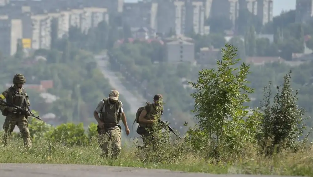 Soldados ucranianos del batallón &quot;Donbas&quot;patrullan en los alrededores de la ciudad de Lugansk