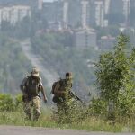 Soldados ucranianos del batallón "Donbas"patrullan en los alrededores de la ciudad de Lugansk
