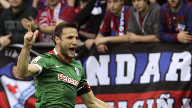 El defensa del Athletic Club Carlos Gurpegui celebra el gol marcado al Eibar