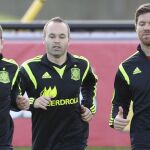 Jordi Alba, Andres Iniesta y Xabi Alonso, durante un entrenamiento de España en Curitiba.