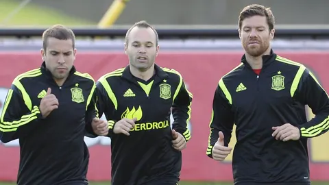 Jordi Alba, Andres Iniesta y Xabi Alonso, durante un entrenamiento de España en Curitiba.