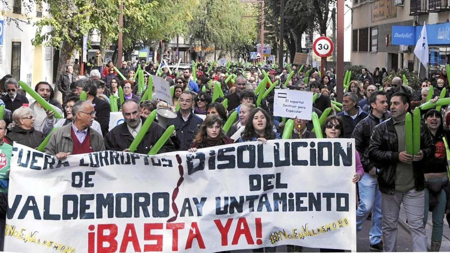 Centenares de personas protestaron ayer por las calles de Valdemoro contra la corrupción en el consistorio