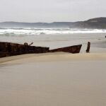 El temporal que ha azotado la costa gallega ha dejado en la localidad coruñesa de Fisterra un curioso recordatorio, pues la arena que se llevó el mar ha descubierto un barco de vapor que se había hundido en 1927 en una de sus playas.
