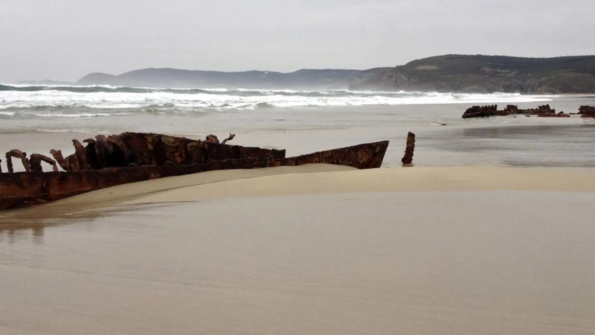 El temporal que ha azotado la costa gallega ha dejado en la localidad coruñesa de Fisterra un curioso recordatorio, pues la arena que se llevó el mar ha descubierto un barco de vapor que se había hundido en 1927 en una de sus playas.