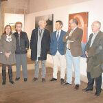 La comisaria de la exposición, María Teresa Alario, explica una obra a Ana Alonso y Alberto Jiménez-Arellano Alonso, entre otros