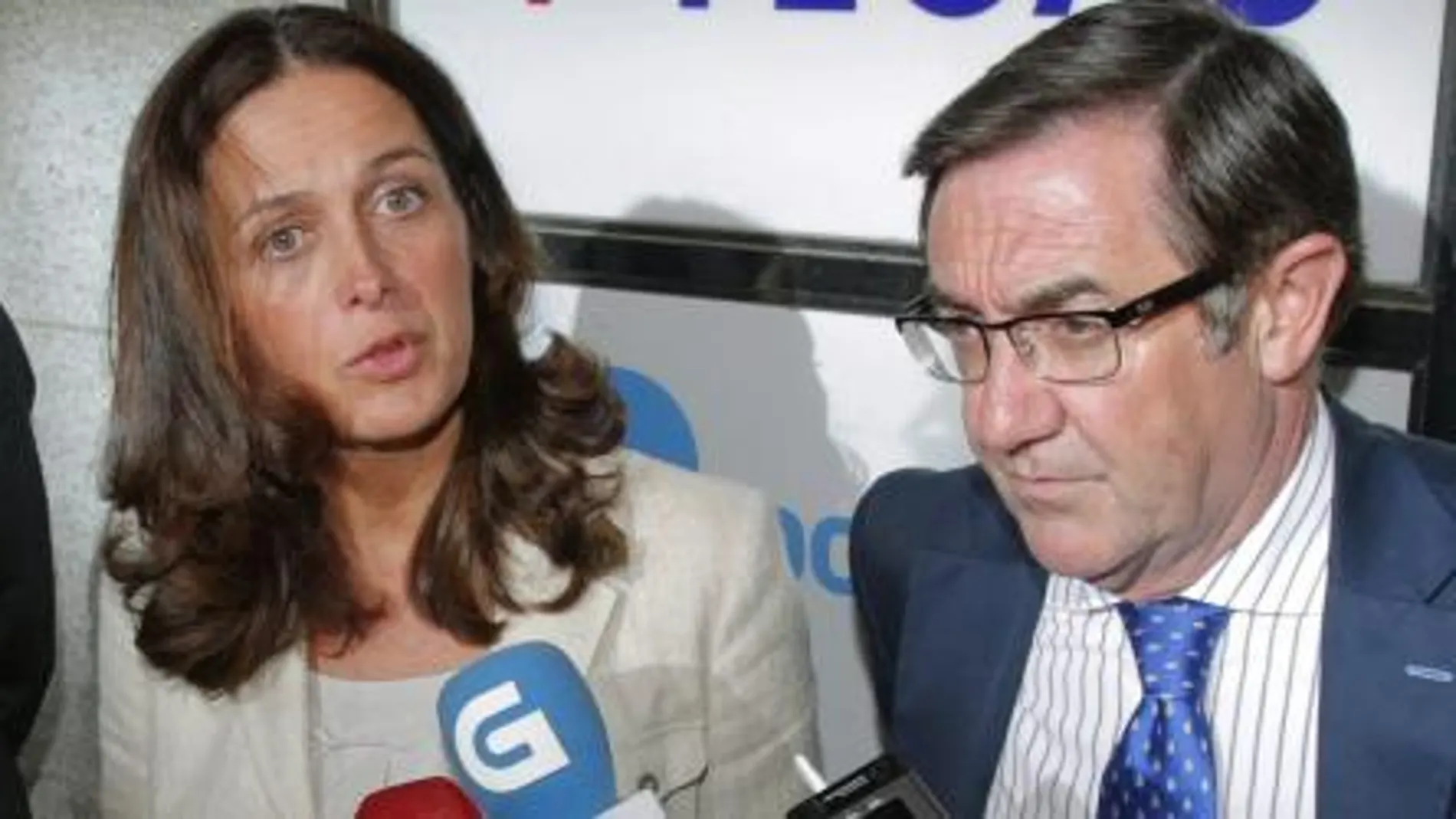 La portavoz municipal del PP de Santiago, Maria Pardo (c), acompañada del alcalde Compostelano, Ángel Currás (d) atiende a los medios tras anunciar la dimisión de sus cargos de los siete ediles del ayuntamiento.