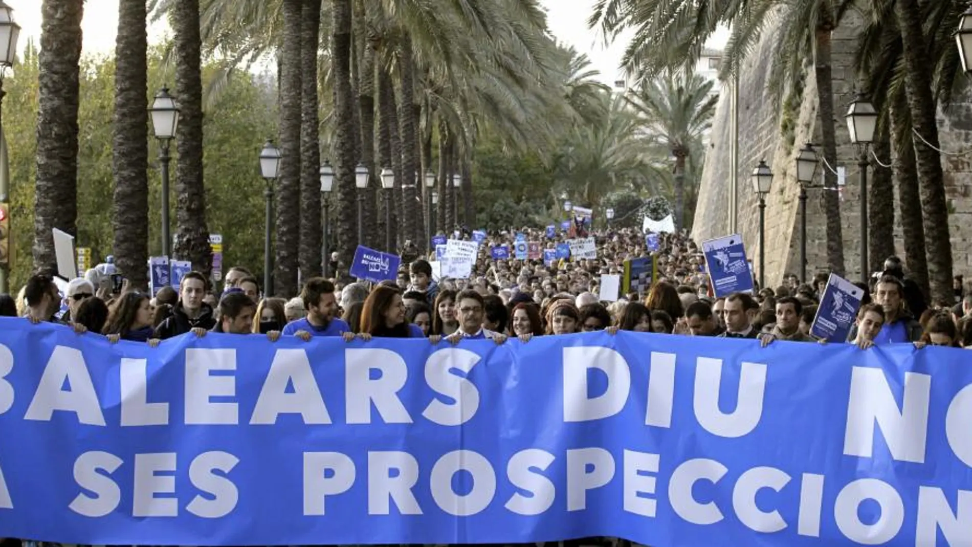 Miles de personas protestan en Baleares contra las prospecciones petrolíferas