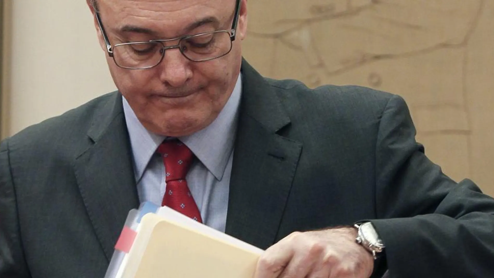El gobernador del Banco de España, Luis María Linde, durante su comparecencia en la Comisión de Economía del Congreso