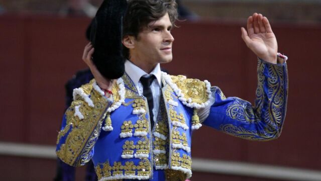 El diestro Eduardo Gallo saluda al público de Valdemorillo