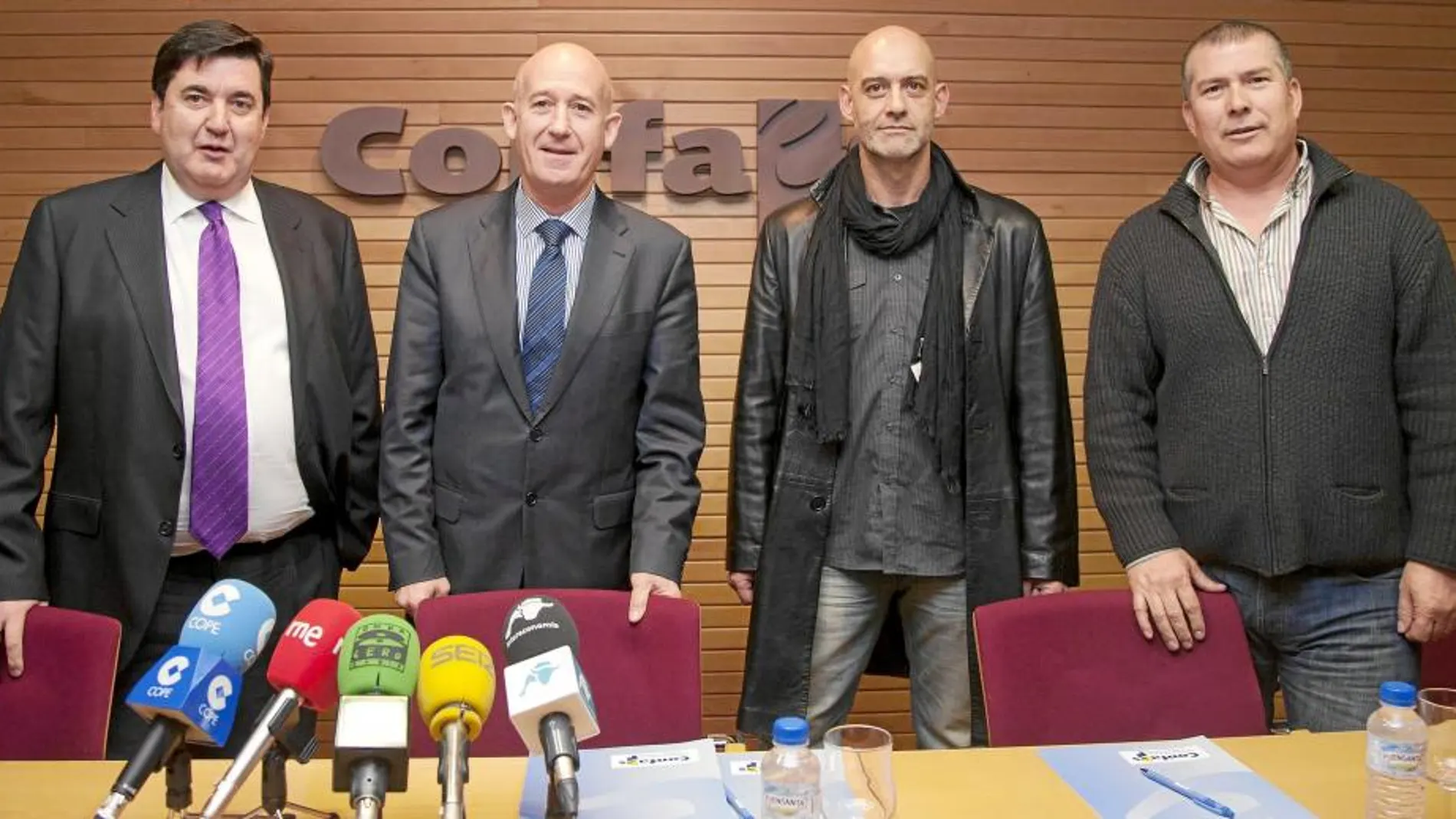 José Antonio Martín Mesonero, junto a Agustín Rodríguez, Emilio Pérez, entre otros, durante la rueda de prensa