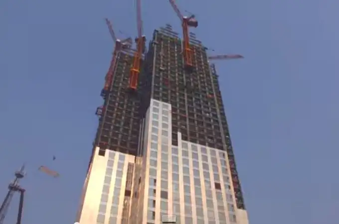 Un limpiacristales pierde la vida al caer por un rascacielos
