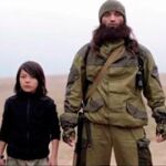 El yihadista Abu Saad al Daguestani, junto al niño que ejecutaba a dos supuestos espías rusos.