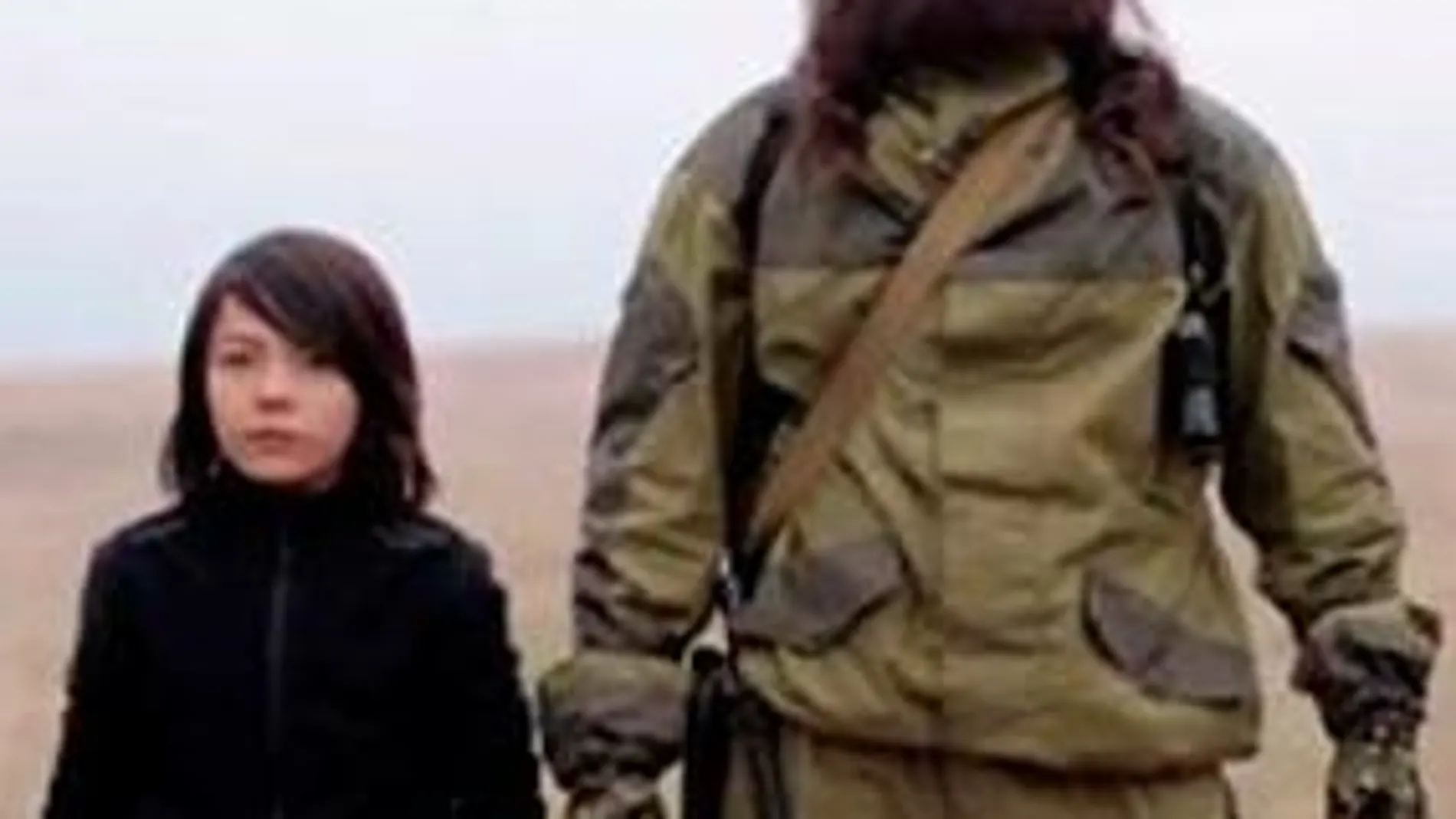 El yihadista Abu Saad al Daguestani, junto al niño que ejecutaba a dos supuestos espías rusos.