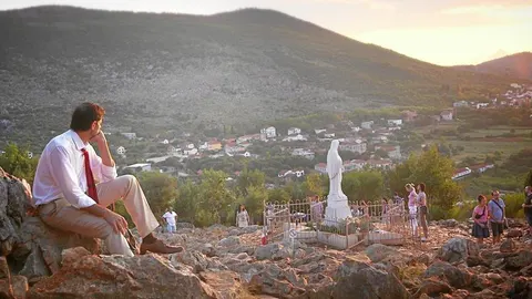 Juan Manuel Cotelo, director de la cinta, en el monte de las apariciones de Medgojurge (Bosnia)