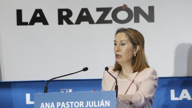 La ministra de Fomento, Ana Pastor, en un encuentro informativo en La Razón
