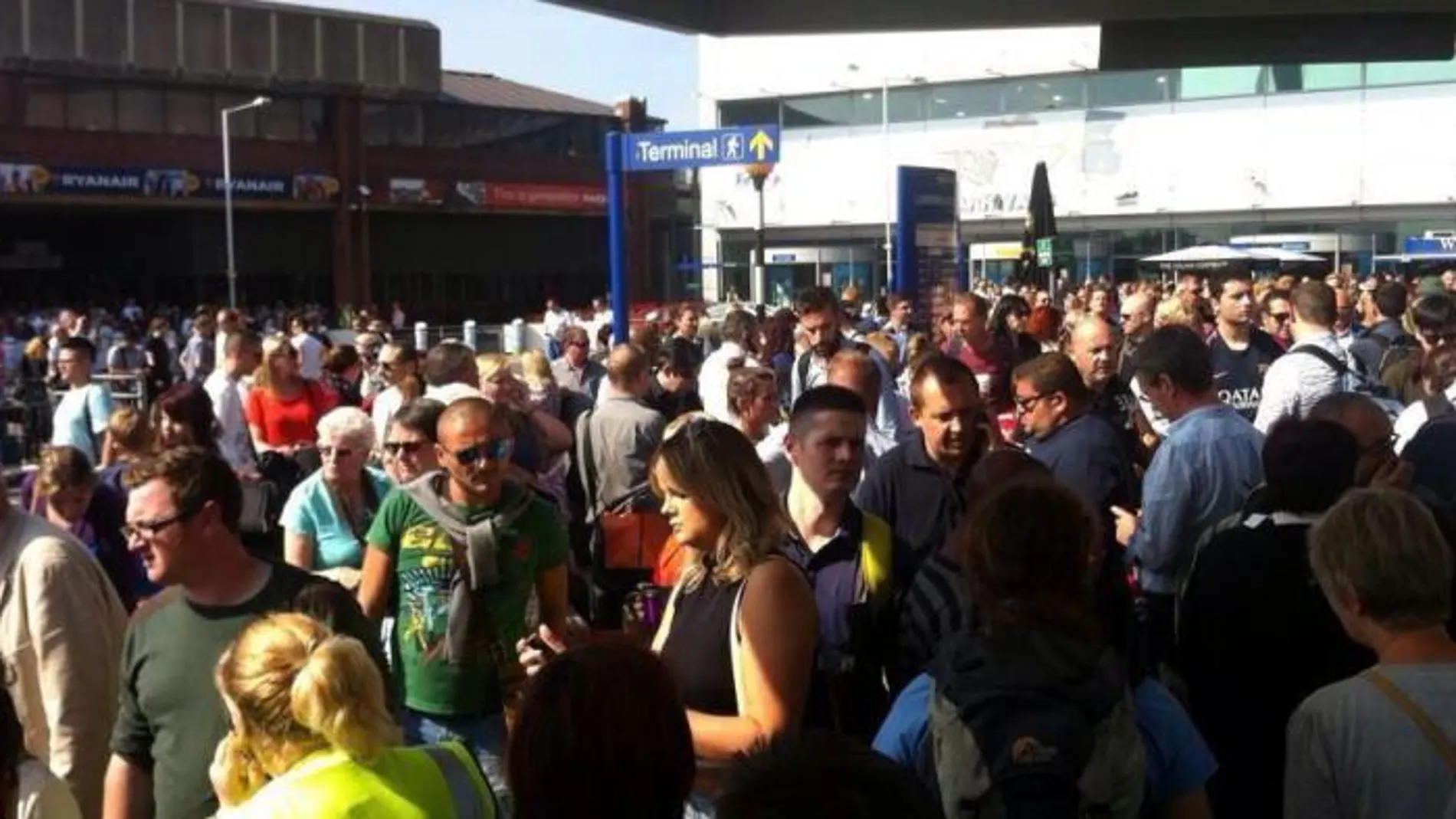 Imagen de los pasajeros evacuados en el exterior de la terminal.