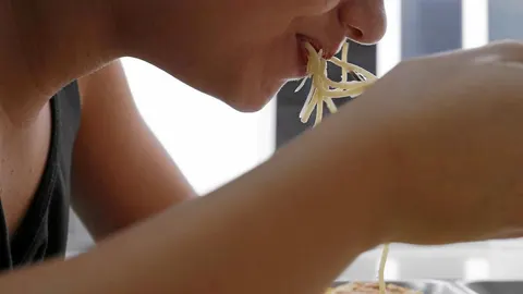La Cruz Roja ultima un plan para dar de comer a adolescentes