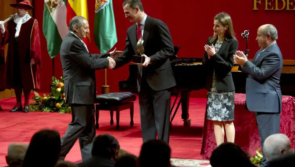 Los Reyes de España entregan a Eduardo Lizalde el Premio de Poesía Ciudad de Granada &quot;Federico García Lorca&quot;, en 2013