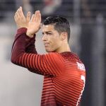 Cristiano Ronaldo aplaude al público al abandonar el césped en el amistoso ante Irlanda