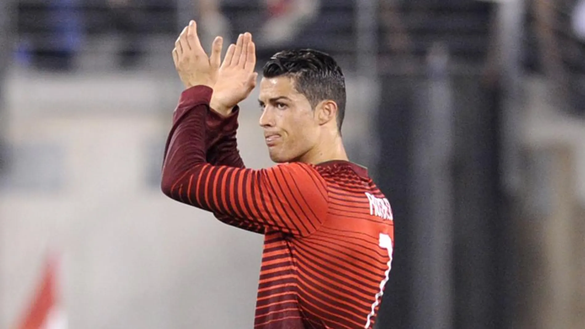 Cristiano Ronaldo aplaude al público al abandonar el césped en el amistoso ante Irlanda