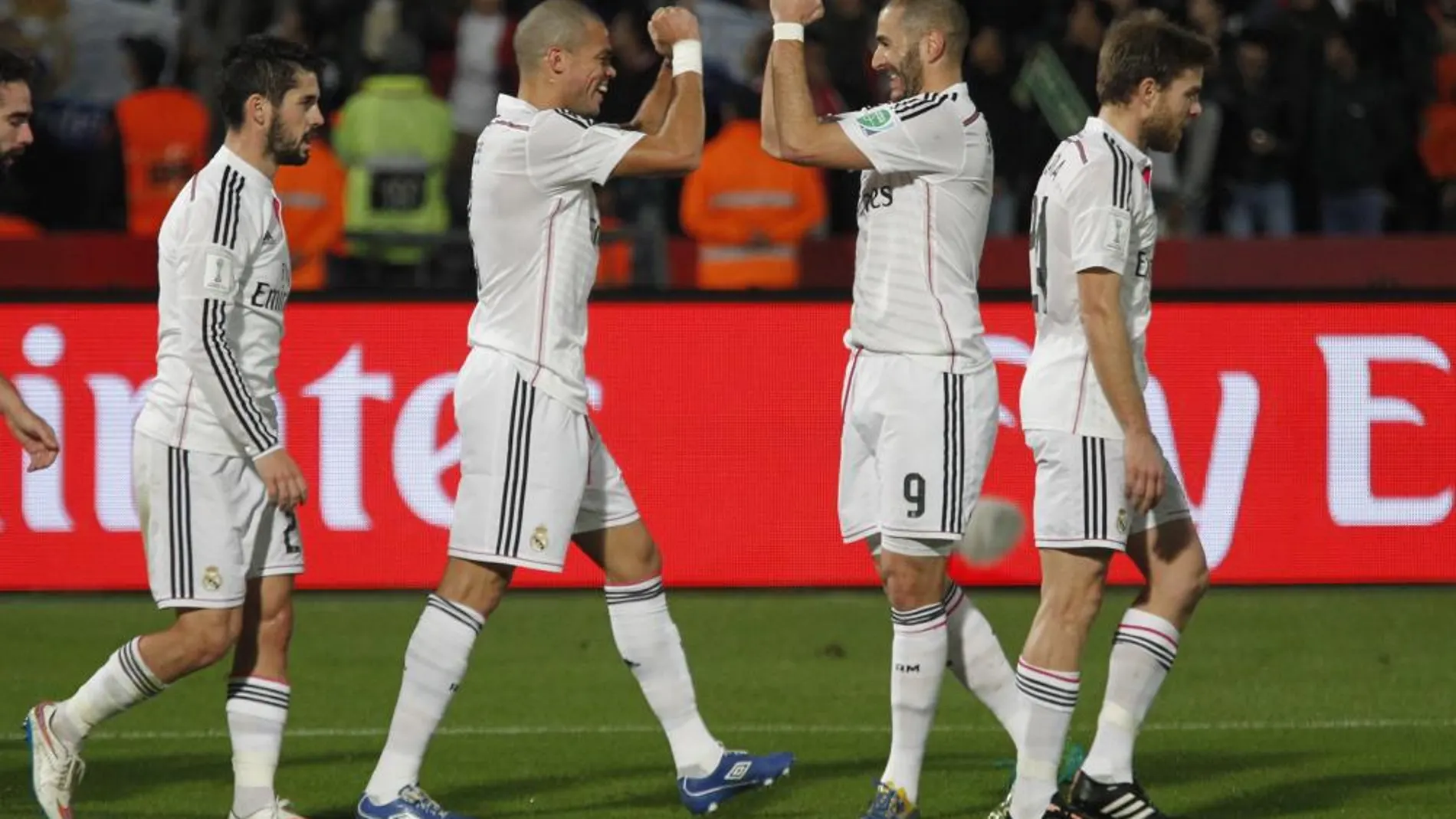 Karim Benzema y Pepe celebran el gol del primero anoche