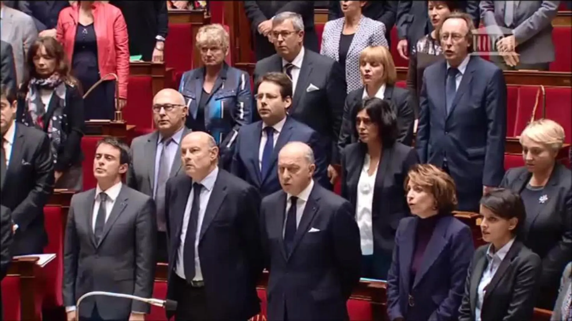 Los diputados franceses entonan «La Marsellesa» en la Asamblea Nacional