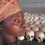 Una mujer visita la iglesia de Ntarama, en Kigali, uno de los escenarios de las matanzas