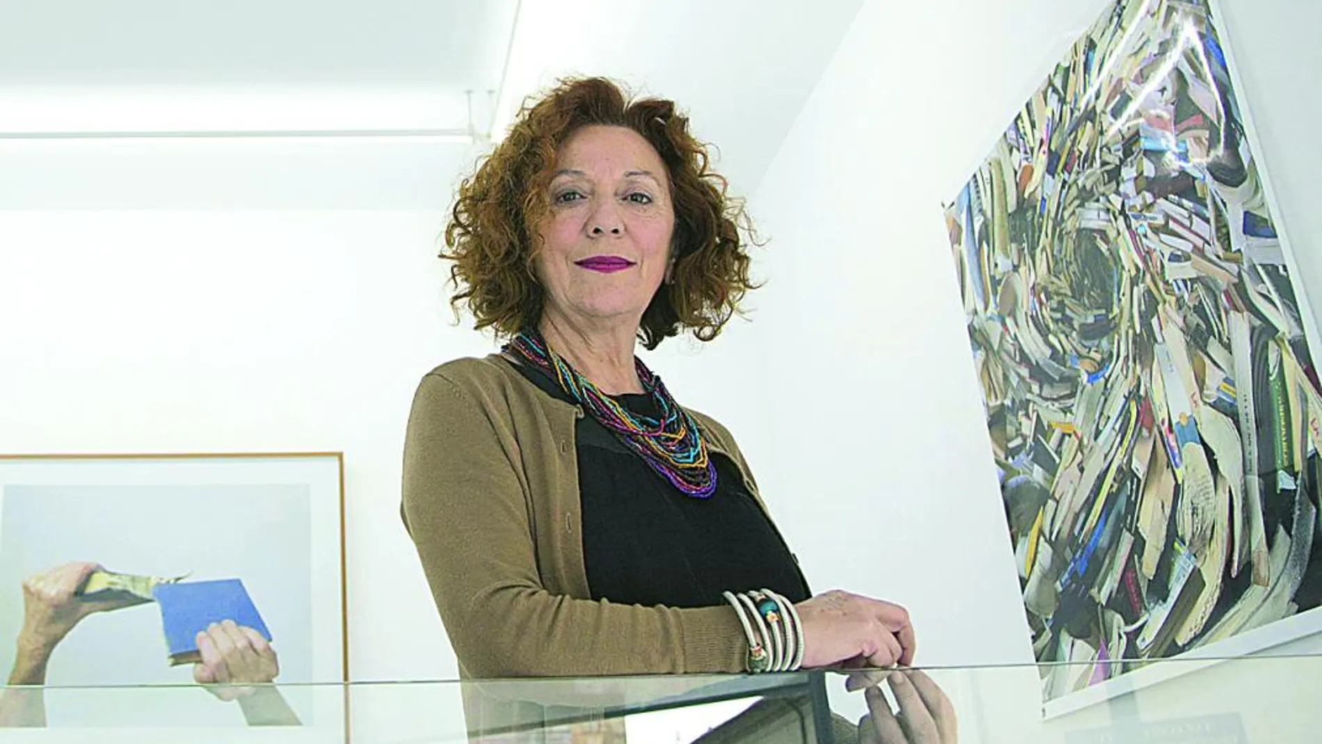 La galerista Adora Calvo en su espacio expositivo en la capital salmantina