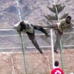 Varios inmigrantes saltan la valla de Melilla el pasado lunes