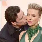 Travolta besó en la mejilla a Scarlett Johansson sin que lo esperara.