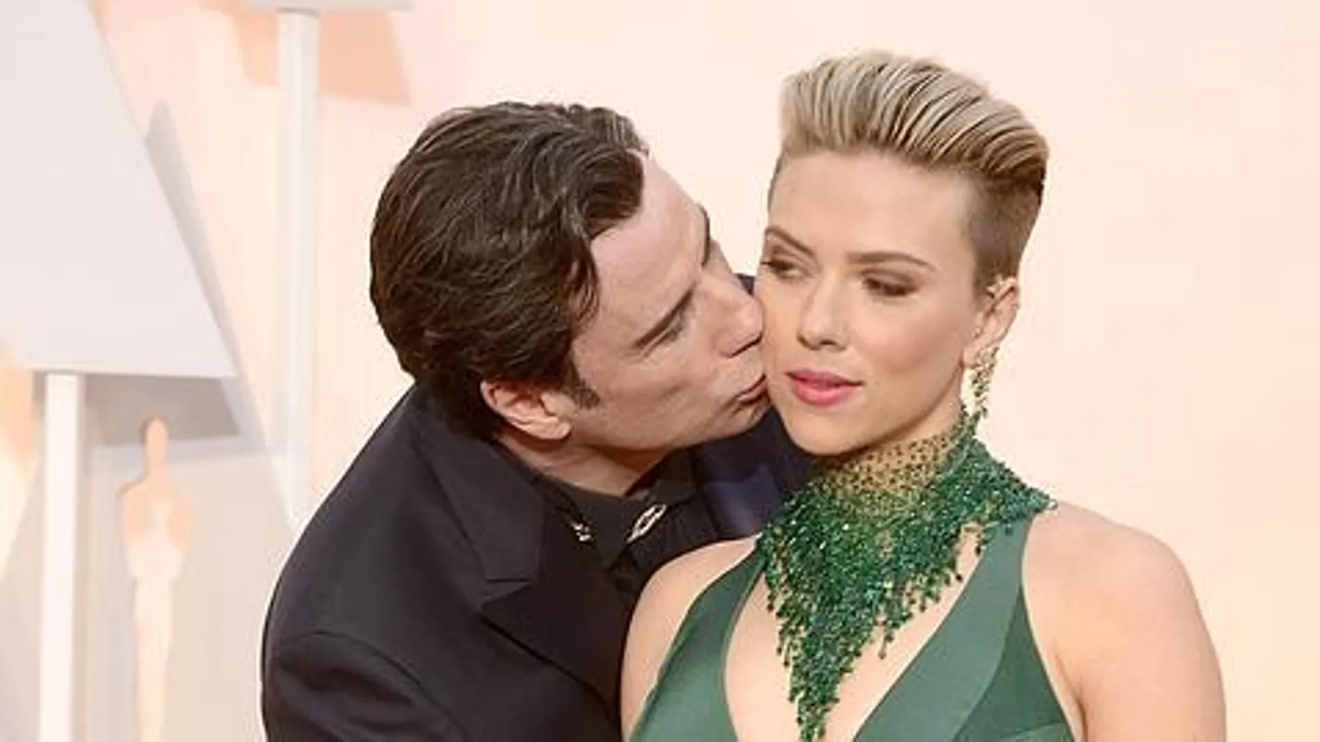 Travolta besó en la mejilla a Scarlett Johansson sin que lo esperara.