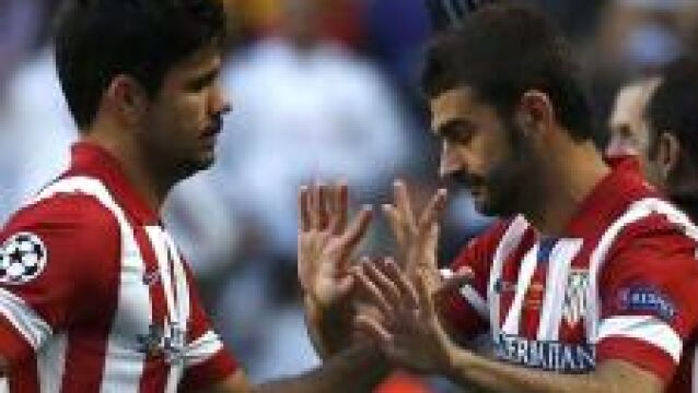 Diego Costa saluda a Adrian Lopez, en el cambio por recaer de su lesión a los 9 minutos