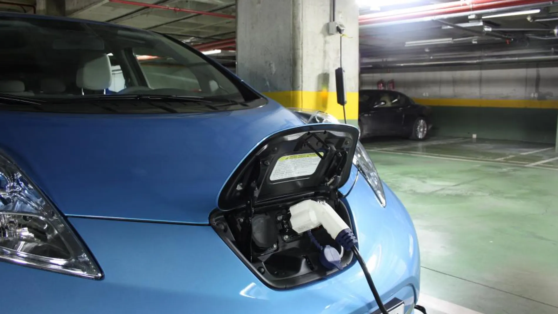 Un coche eléctrico repostando