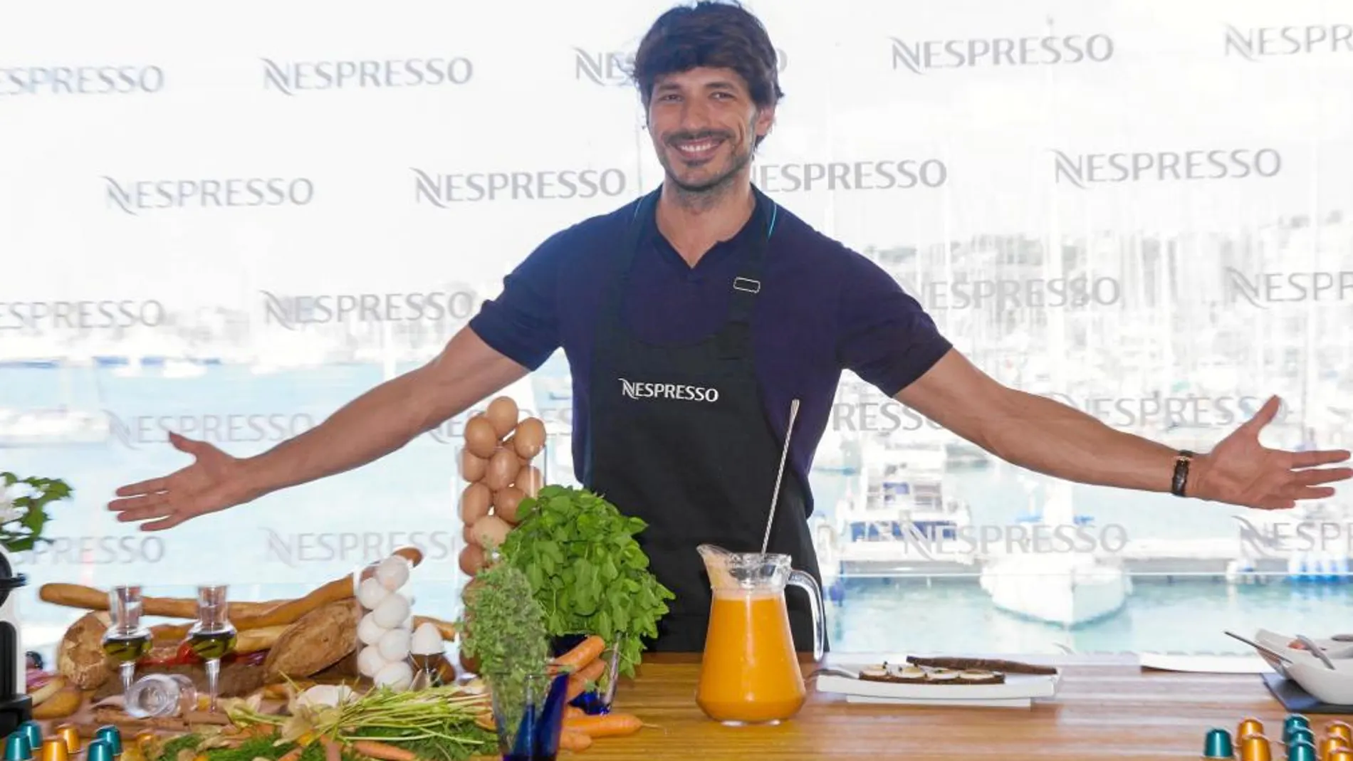 Andrés Velencoso, imagen de Nespresso, probó el desayuno náutico que la firma de cafés presentó en Palma