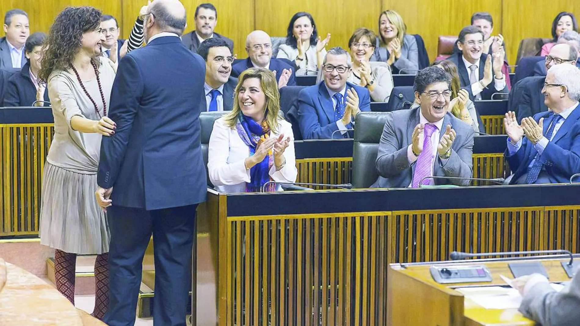 La presidenta andaluza, Susana Díaz (3i), el vicepresidente Diego Valeras (IU) (2d), y los diputados del grupo socialista aplauden a la consejera de Hacienda y Administración Pública, María Jesús Montero