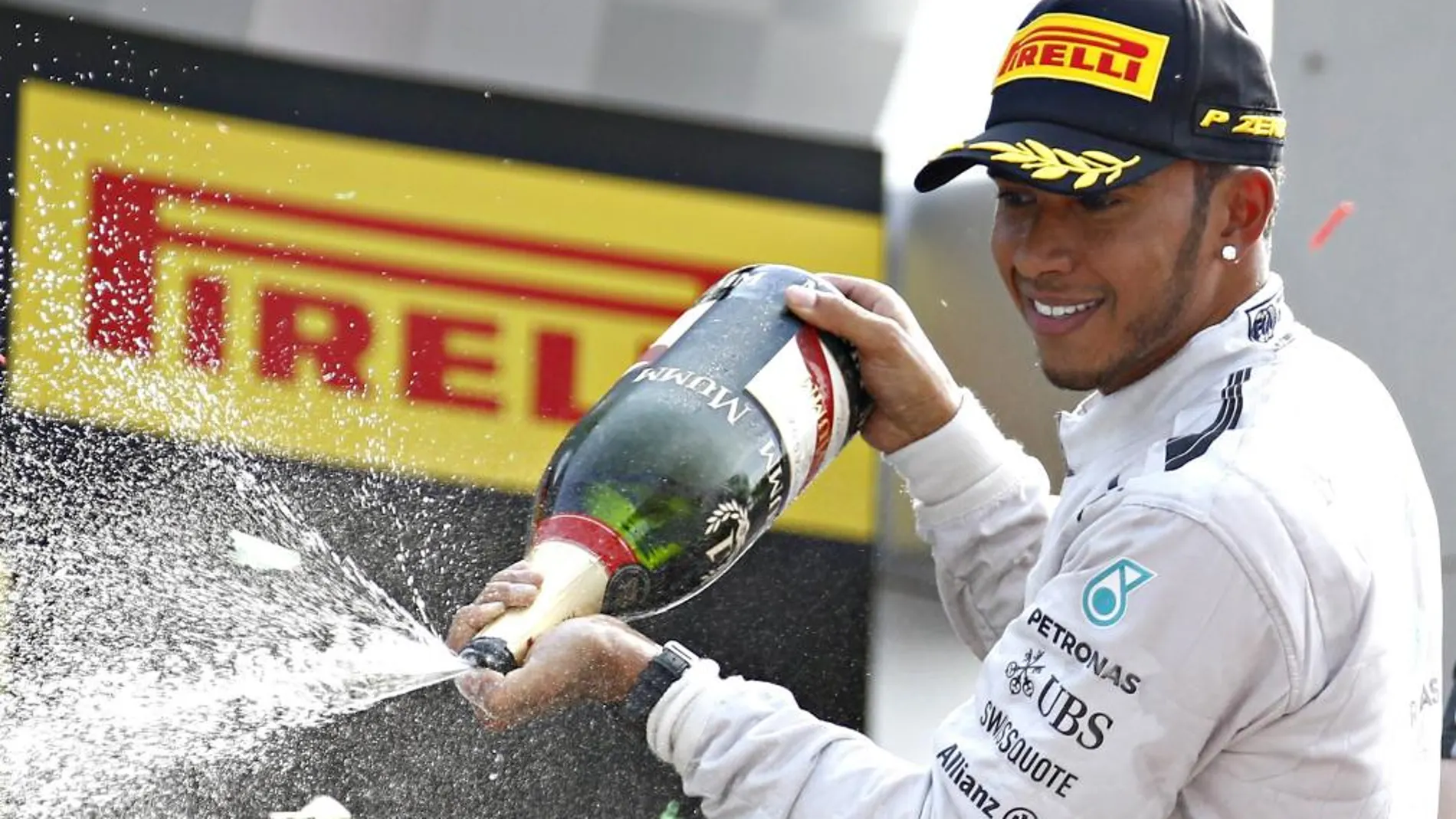 Lewis Hamilton celebrán con champán su triunfo en el Gran Premio de Monza.