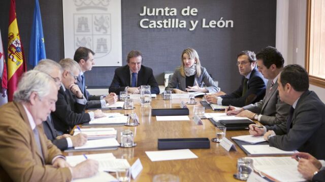 El consejero de Presidencia, José Antonio de Santiago-Juárez y la consejera de Cultura, Alicia García, presiden la reunión
