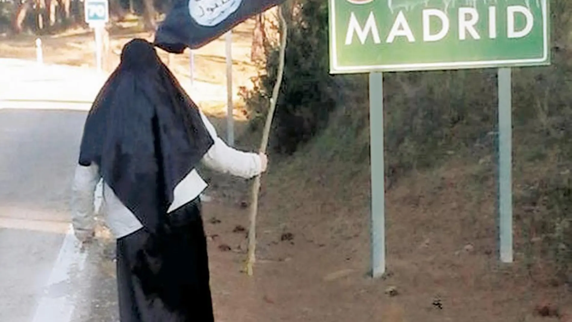 Uno de los yihadistas detenidos con una bandera del EI