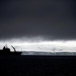 El buque Aquiles de la Armada de Chile pasa junto a la Península Hurd , visto desde Islas Livingston