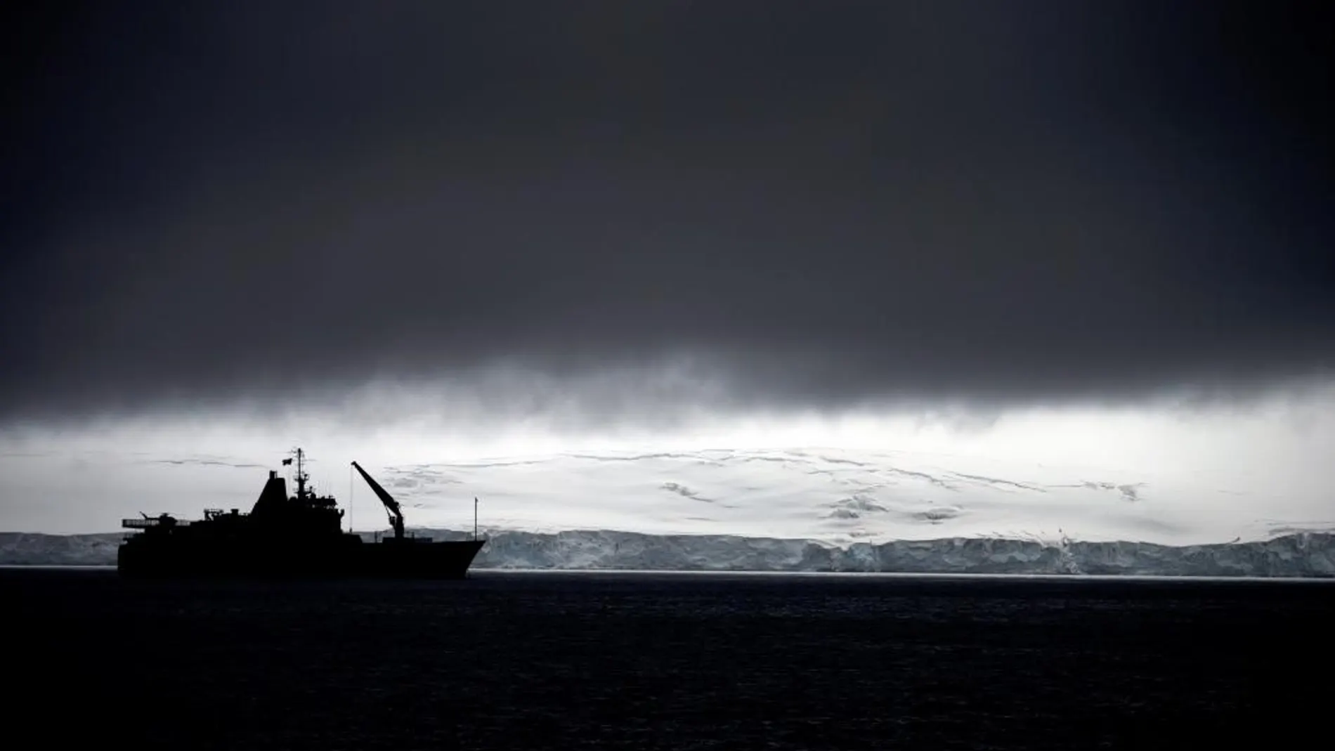 El buque Aquiles de la Armada de Chile pasa junto a la Península Hurd , visto desde Islas Livingston