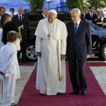 El Papa Francisco (c) es recibido por el presidente israelí, Simón Peres (d), a su llegada a la residencia presidencial en Jerusalén, Israel, el pasado día. lunes 26 de mayo de 2014.